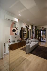 sala de estar con sofá y ordenador portátil en Corner Hostel, en Shkodër