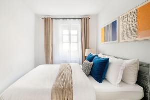 - une chambre dotée d'un grand lit avec des oreillers bleus et blancs dans l'établissement 350-1A Gramercy New 1BR Sleeps4 Newly Furnished, à New York