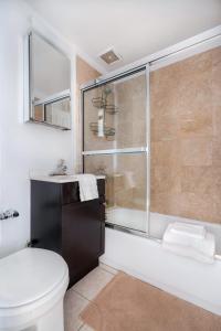 La salle de bains est pourvue d'une douche, de toilettes et d'un lavabo. dans l'établissement 350-1A Gramercy New 1BR Sleeps4 Newly Furnished, à New York