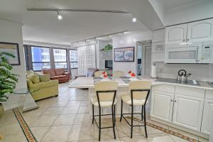 cocina y sala de estar con mesa y sillas en Oceanview Apartment on the beach 123 en Miami Beach