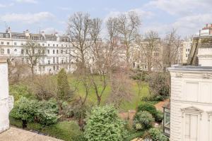 - une vue sur le jardin en face d'un bâtiment dans l'établissement Casa Italia near Portobello Road - AC & Roof Terrace, à Londres