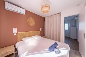 a bedroom with a large white bed in a room at Le Saint tilleul - Maison - Jardin -10' Disneyland in Saint-Germain-sur-Morin