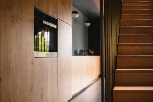 una escalera en una habitación con paredes de madera en Villa mit Pool, Whirlpool, Sauna und großem Privatgarten, en Caldaro