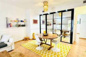 a living room with a table and chairs and a couch at Logement vieux centre Marbella in Marbella