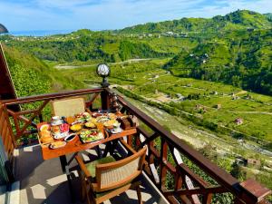 stół z jedzeniem na balkonie w obiekcie RizeHayatburdabungalov w mieście Ardeşen
