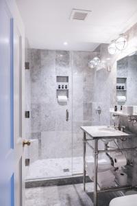 y baño con ducha y lavamanos. en Beacon Hill Hotel en Boston