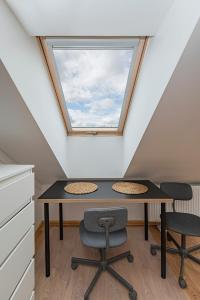 una stanza con un tavolo e due sedie e una finestra di Central Studio Apartments by Hostlovers a Kaunas