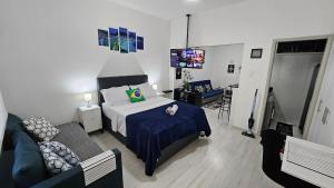 um quarto com uma cama e uma sala de estar em Copacabana Vibes Hub no Rio de Janeiro