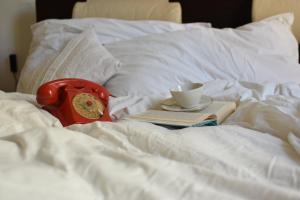 A bed or beds in a room at queen 24