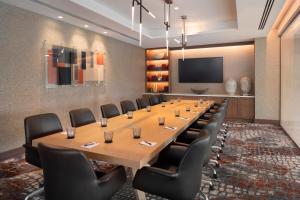 a conference room with a long table and chairs at Caesars Republic Scottsdale in Scottsdale