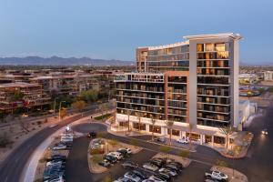 une vue aérienne sur un grand bâtiment dans un parking dans l'établissement Caesars Republic Scottsdale, à Scottsdale