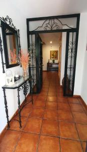 pasillo con suelo de baldosa y puerta abierta en Casa San Francisco de Asís, en Córdoba