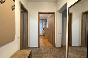 twee uitzichten op een gang in een huis bij VDK Apartament Swiss Village in Sibiu +18 foto's