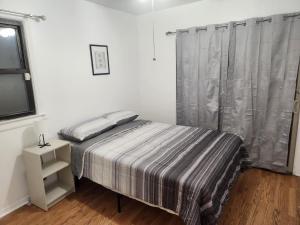 Łóżko lub łóżka w pokoju w obiekcie Upscale 4BR Apt Near NYC - Modern Amenities
