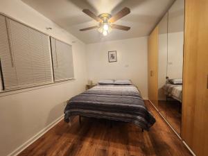 Łóżko lub łóżka w pokoju w obiekcie Upscale 4BR Apt Near NYC - Modern Amenities