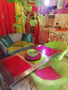 sala de estar con mesa, sillas y sofá en MAISONETTE Fata Bislacca, calcata, en Calcata