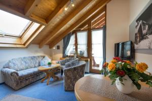 ein Wohnzimmer mit einem Sofa und einem Tisch in der Unterkunft Landhaus Barbara Ferienwohnungen in Oberstdorf