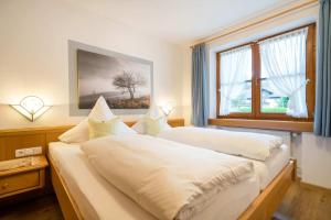 1 Schlafzimmer mit 2 Betten und einem Fenster in der Unterkunft Landhaus Barbara Ferienwohnungen in Oberstdorf