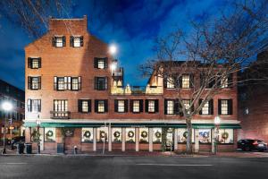 un gran edificio de ladrillo en la esquina de una calle en Beacon Hill Hotel en Boston