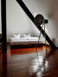 ein Schlafzimmer mit einem Bett in einem Zimmer in der Unterkunft Luxurious loft on 2 floors in Köln