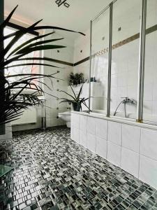 ein Badezimmer mit einem Waschbecken, einer Badewanne und einem WC in der Unterkunft Luxurious loft on 2 floors in Köln
