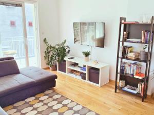 Η βιβλιοθήκη του διαμερίσματος