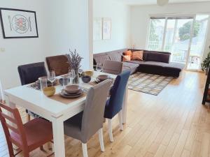 uma sala de estar com uma mesa branca e cadeiras em Apartment Jukich em Sveti Filip i Jakov