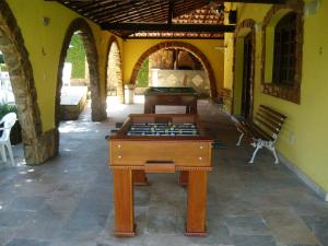 una stanza con tavolo da ping pong in un edificio di Sitio do Popay a Rio de Janeiro