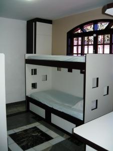 Pokój z 2 łóżkami piętrowymi i oknem w obiekcie Sitio do Popay w mieście Rio de Janeiro