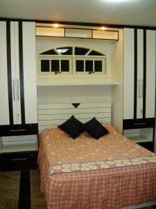 a bedroom with a bed with a window at Sitio do Popay in Rio de Janeiro