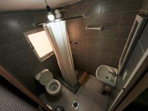 łazienka z toaletą i umywalką w obiekcie Hospedaje Milenio w mieście La Paz