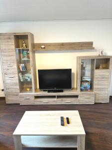 Μια τηλεόραση ή/και κέντρο ψυχαγωγίας στο Vila Bösdorf Apartments