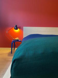 - une chambre avec un lit vert et un mur orange dans l'établissement S29 Apartment, à Reykjavik