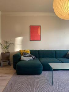 - un salon avec un canapé bleu et une table dans l'établissement S29 Apartment, à Reykjavik