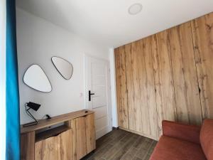a room with two mirrors on the wall at Apartament Izerski DOMEK z tarasem Premium in Świeradów-Zdrój