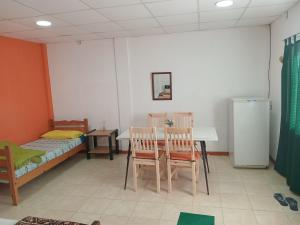 a room with a table and chairs and a bed at Monoambiente Lucas in Gualeguaychú