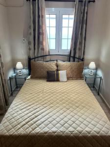 um quarto com uma cama grande e duas mesas de cabeceira em Myrties House em Calímnos