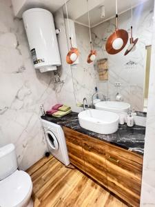 Een badkamer bij Apartments on Perspektivnaya