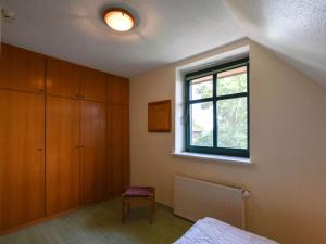 - une chambre avec un lit et une fenêtre dans l'établissement Ferienwohnung Hugo für 4 Personen, à Groß Stresow
