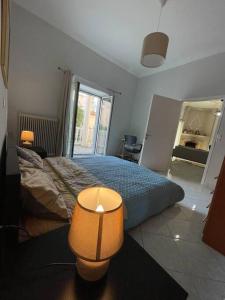 sypialnia z łóżkiem i lampką w obiekcie Private Spacious Apartment w Atenach