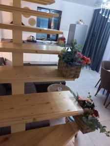 una mesa de madera con dos macetas. en RESORT WEEKEND BoRJOMI, en Borjomi
