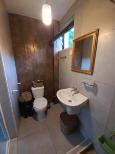 La salle de bains est pourvue d'un lavabo, de toilettes et d'un miroir. dans l'établissement RESORT WEEKEND BoRJOMI, à Bordjomi
