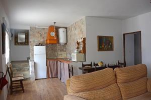 Il comprend un salon avec un canapé et une cuisine. dans l'établissement La Posada de Redios, à Cañaveral