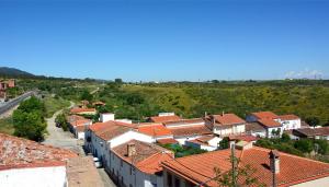 un village avec des toits rouges et une route dans l'établissement La Posada de Redios, à Cañaveral