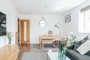 O zonă de relaxare la 2 bed Hoxton Flat with Wifi