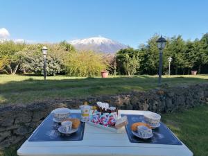 Vista generica sulle montagne o vista sulle montagne dall'interno della casa vacanze