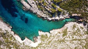 an aerial view of a beach with turquoise water at Villa Roxa Montuoso in Agios Leon