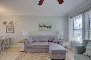 uma sala de estar com um sofá e uma cadeira em Ocean Reef 107 by Vacation Homes Collection em Gulf Shores