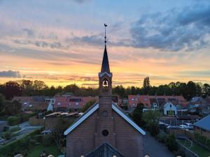 威廉史塔德的住宿－Hotel Willemstad，小镇上一座教堂,教堂内有钟楼
