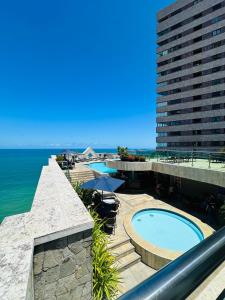 widok na ocean z balkonu hotelu w obiekcie Hotel Atlante Plaza w mieście Recife